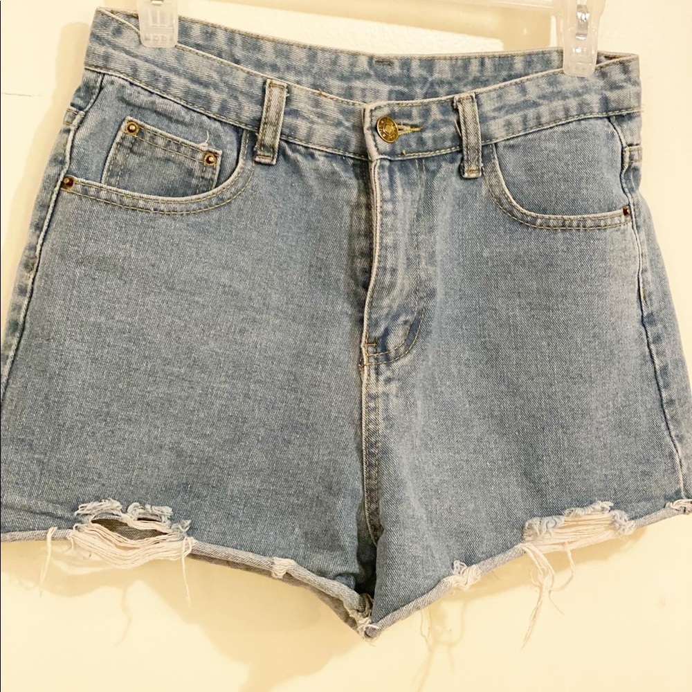 Light wash distressed detail denim shorts. Size: Small